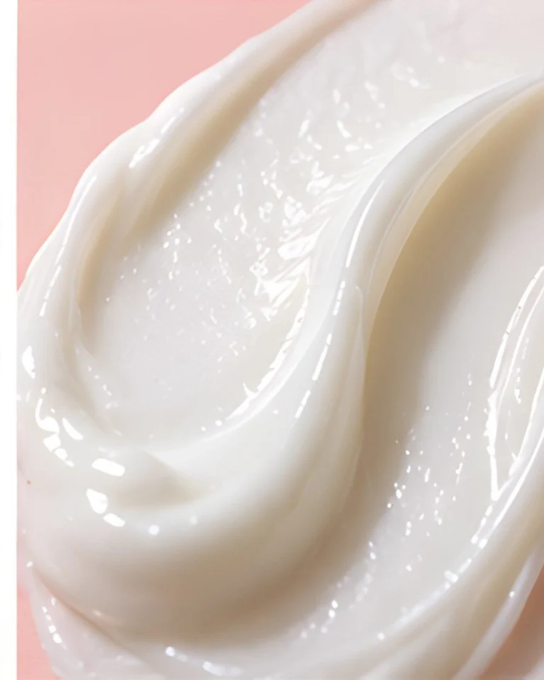 A swirl of white cream
